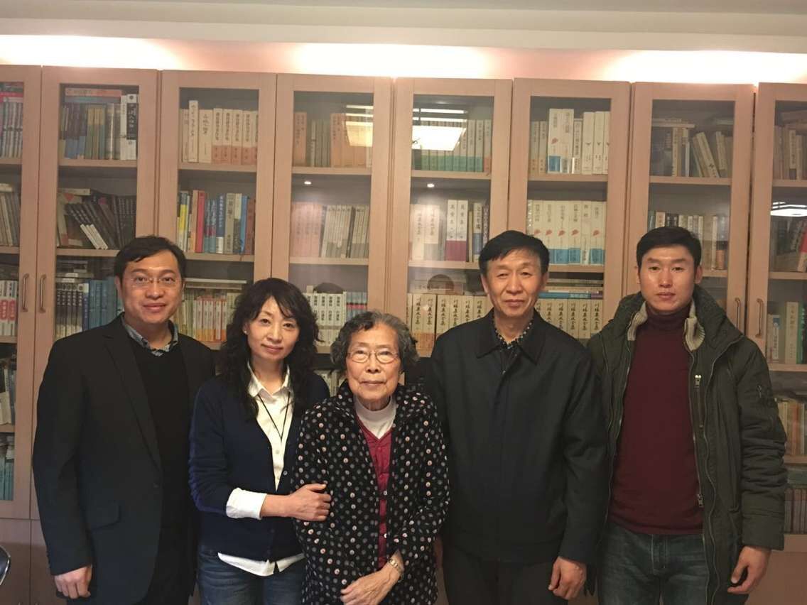 著名学者唐月梅老师无偿为我校捐赠图书