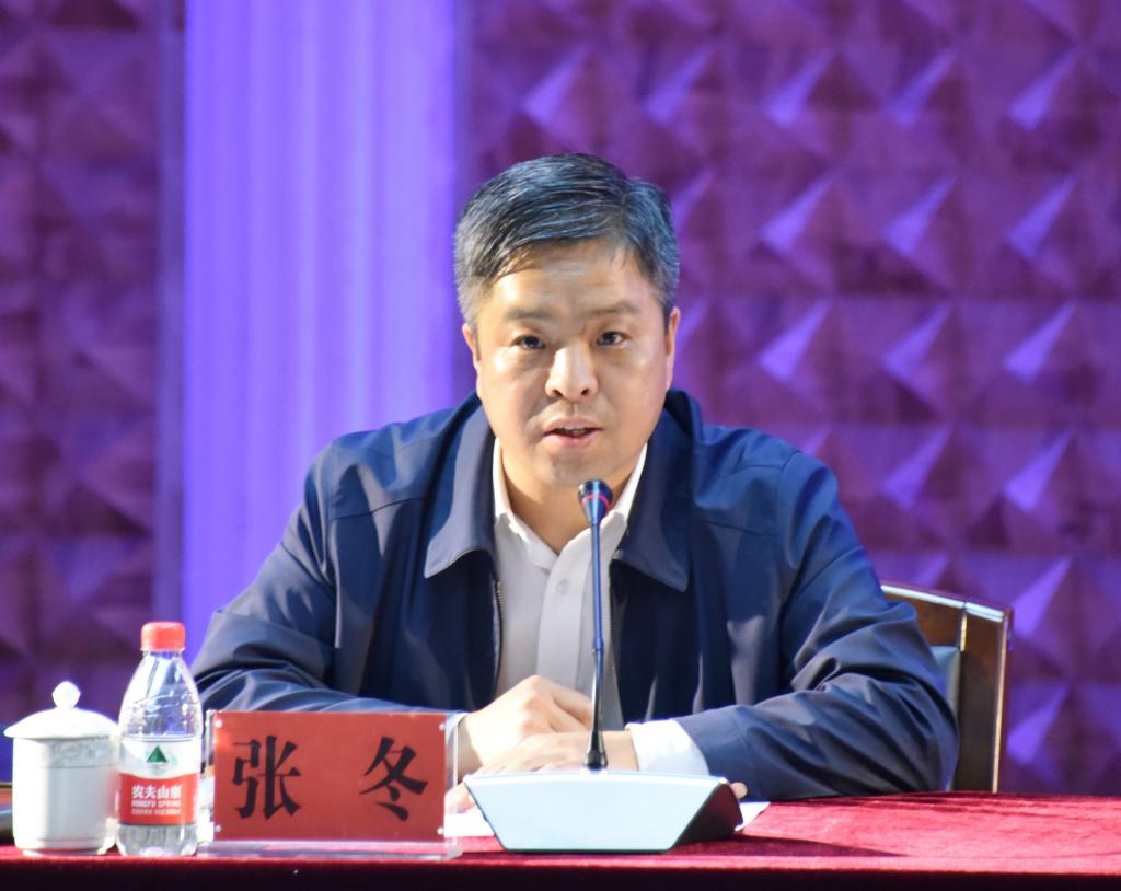 校党委常委,副校长张冬主持会议